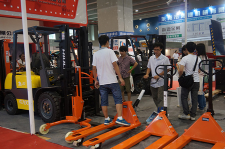 牛力展位現(xiàn)場(chǎng)_展品包括：內(nèi)燃叉車，全電動(dòng)搬運(yùn)車，全電動(dòng)升高車，手動(dòng)搬運(yùn)車，電子秤搬運(yùn)車，腳輪等。