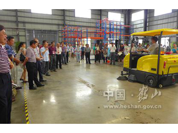 向省、市領(lǐng)導(dǎo)展示操作牛力電動(dòng)掃地車(chē)